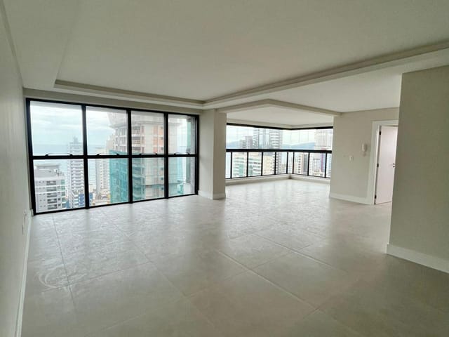 Apartamento com 182m² 4 quartos e 5 banheiros, à venda, no bairro Meia Praia em Itapema