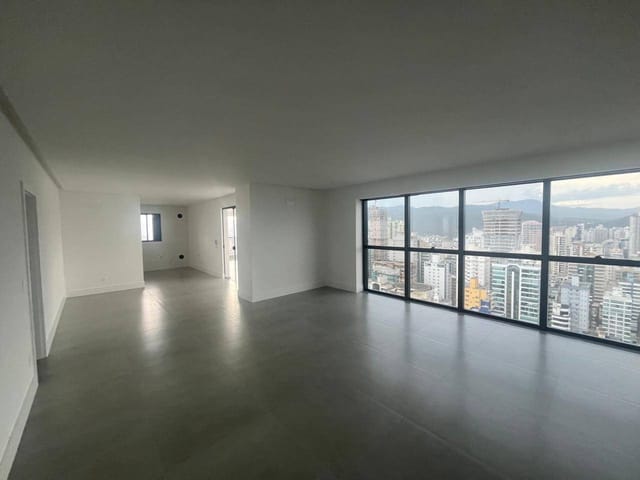 Apartamento com 207m² 4 quartos e 5 banheiros, à venda, no bairro Meia Praia em Itapema