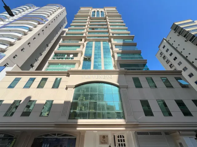 Apartamento com 250m² 4 quartos e 5 banheiros, à venda, no bairro Meia Praia em Itapema