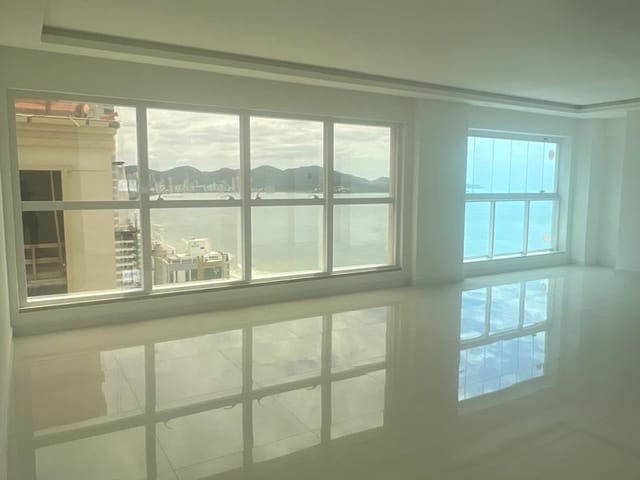 Apartamento com 179m² 4 quartos e 5 banheiros, à venda, no bairro Meia Praia em Itapema