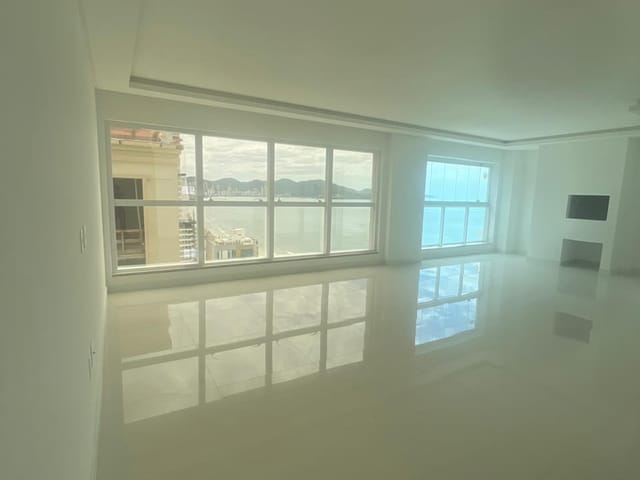 Apartamento com 179m² 4 quartos e 5 banheiros, à venda, no bairro Meia Praia em Itapema