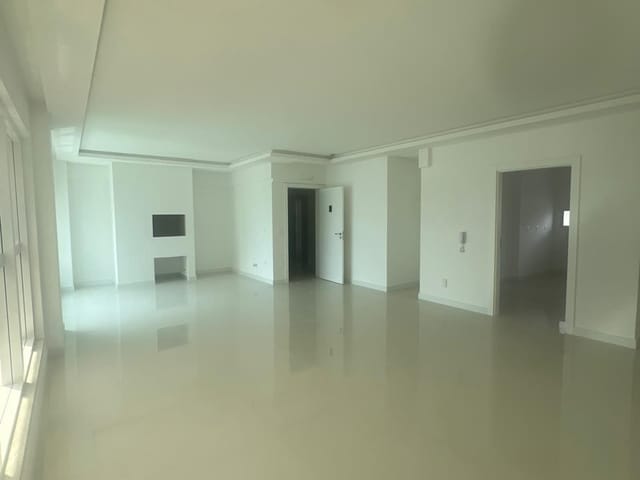 Apartamento com 179m² 4 quartos e 5 banheiros, à venda, no bairro Meia Praia em Itapema