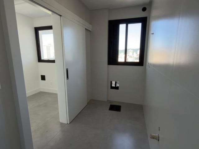 Apartamento com 289m² 3 quartos e 4 banheiros, à venda, no bairro Meia Praia em Itapema