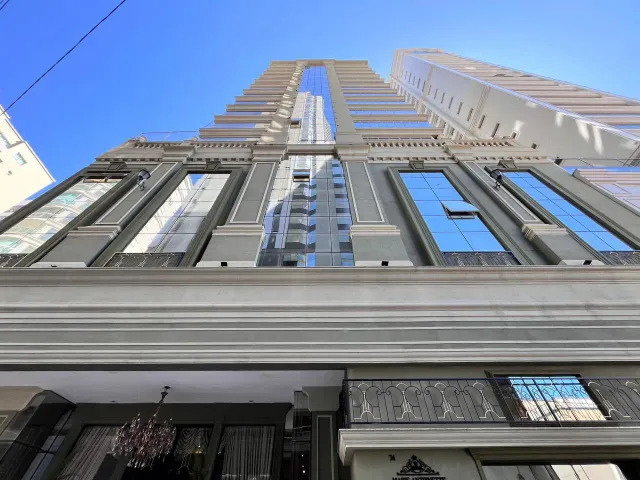 Apartamento com 180m² 4 quartos e 5 banheiros, à venda, no bairro Meia Praia em Itapema