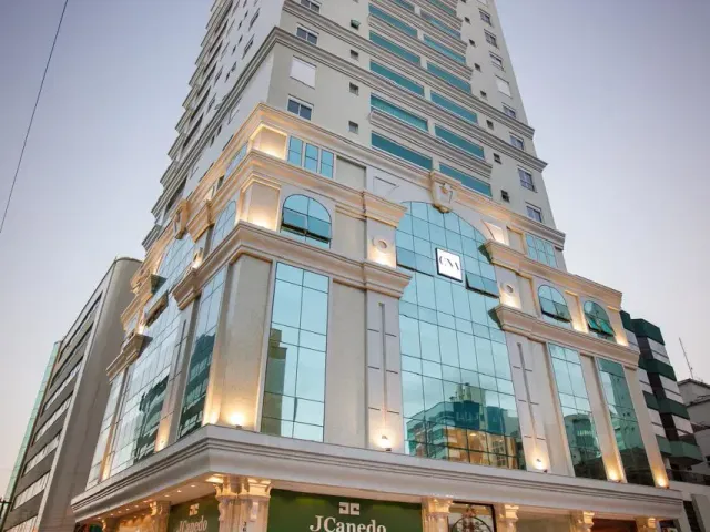 Apartamento com 185m² 4 quartos e 5 banheiros, à venda, no bairro Meia Praia em Itapema