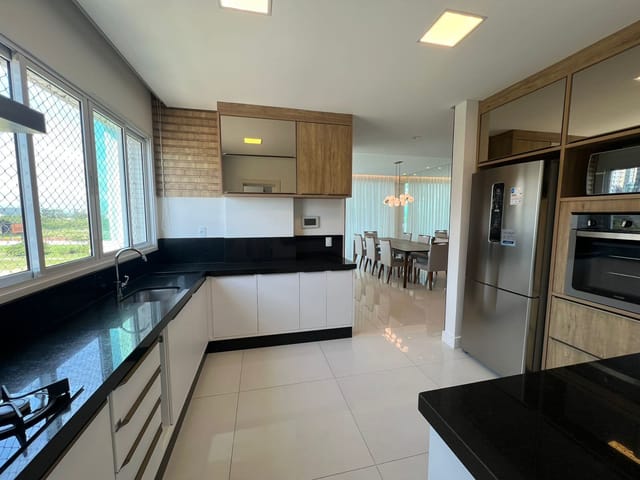 Apartamento com 277m² 4 quartos e 5 banheiros, à venda, no bairro Meia Praia em Itapema
