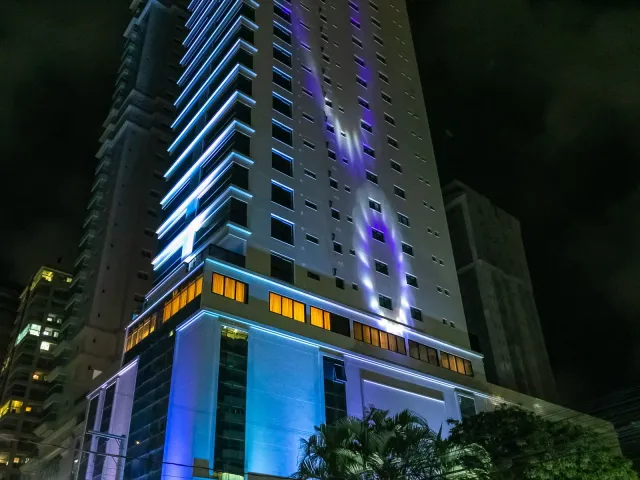 Apartamento com 242m² 3 quartos e 4 banheiros, à venda, no bairro Meia Praia em Itapema