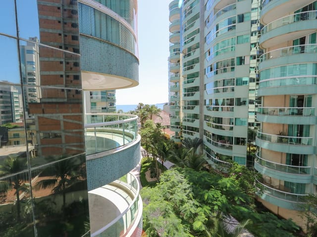 Apartamento com 330m² 4 quartos e 5 banheiros, à venda, no bairro Meia Praia em Itapema