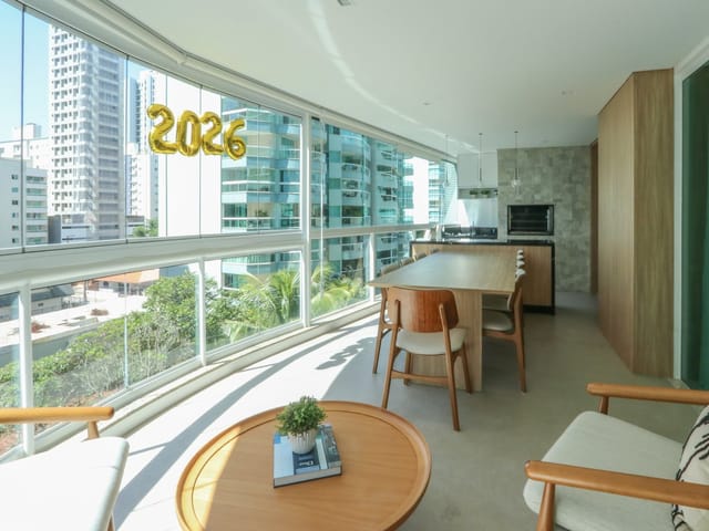 Apartamento com 330m² 4 quartos e 5 banheiros, à venda, no bairro Meia Praia em Itapema