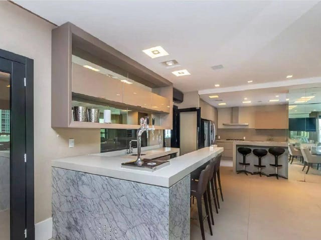 Apartamento com 252m² 4 quartos e 5 banheiros, à venda, no bairro Centro em Balneário Camboriú