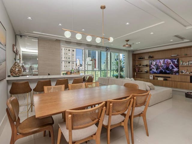 Apartamento com 252m² 4 quartos e 5 banheiros, à venda, no bairro Centro em Balneário Camboriú