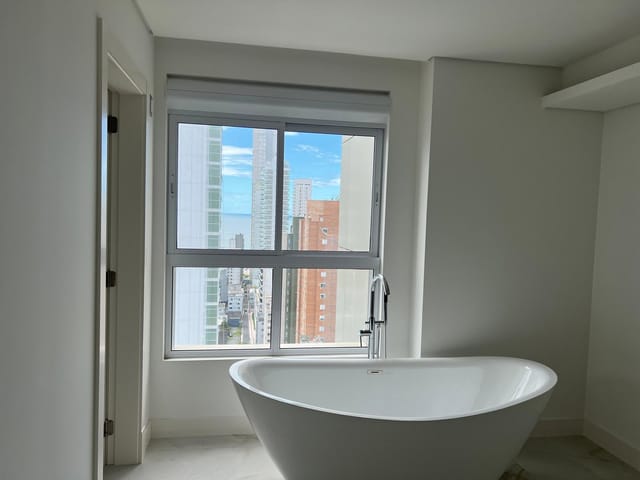 Apartamento com 243m² 4 quartos e 5 banheiros, à venda, no bairro Centro em Balneário Camboriú
