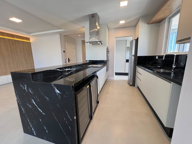 Apartamento com 164m² 4 quartos e 5 banheiros, à venda, no bairro Centro em Balneário Camboriú