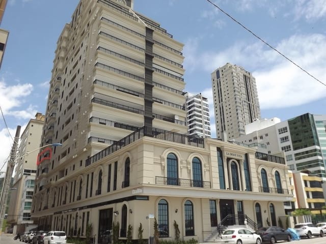 Apartamento com 254m² 4 quartos e 5 banheiros, à venda, no bairro Centro em Itapema