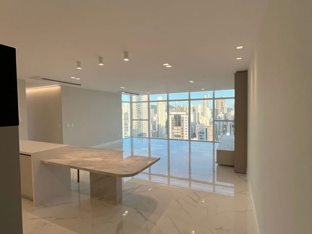 Apartamento com 125m² 3 quartos e 4 banheiros, à venda, no bairro Centro em Balneário Camboriú