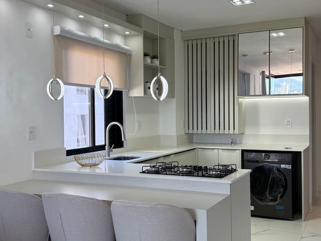 Apartamento com 74m² 2 quartos e 3 banheiros, à venda, no bairro Meia Praia em Itapema