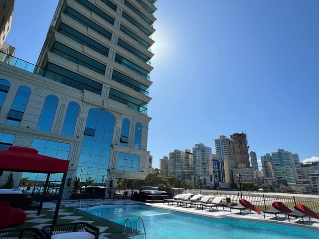 Apartamento com 180m² 4 quartos e 5 banheiros, à venda, no bairro Meia Praia em Itapema
