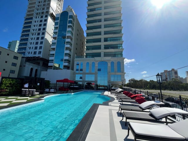 Apartamento com 180m² 4 quartos e 5 banheiros, à venda, no bairro Meia Praia em Itapema
