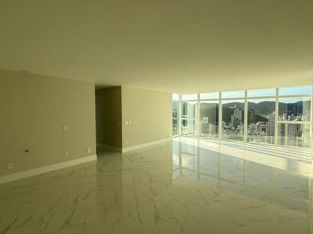Apartamento com 210m² 3 quartos e 4 banheiros, à venda, no bairro Centro em Balneário Camboriú