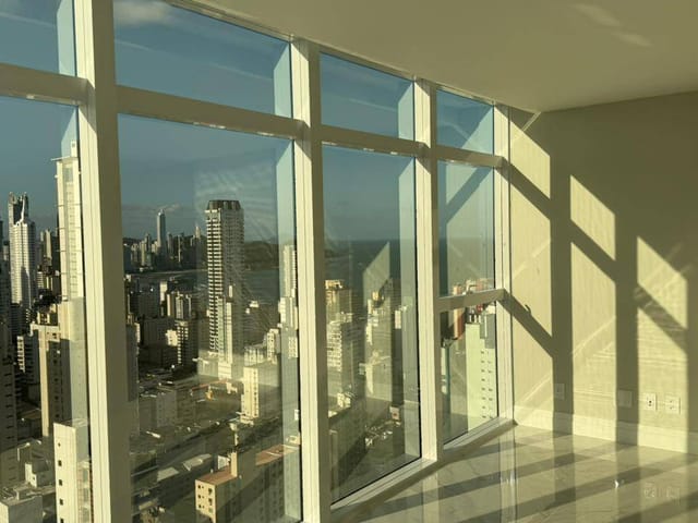 Apartamento com 210m² 3 quartos e 4 banheiros, à venda, no bairro Centro em Balneário Camboriú
