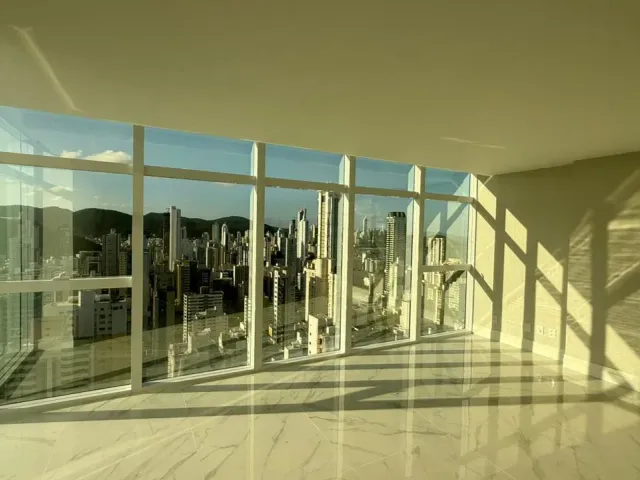 Apartamento com 210m² 3 quartos e 4 banheiros, à venda, no bairro Centro em Balneário Camboriú