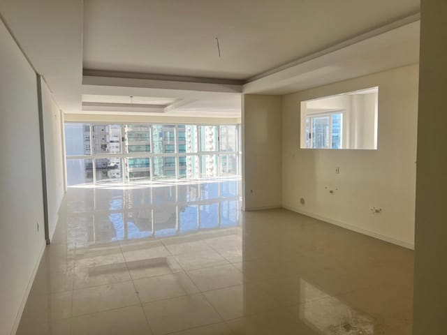 Apartamento com 545m² 4 quartos e 5 banheiros, à venda, no bairro Meia Praia em Itapema