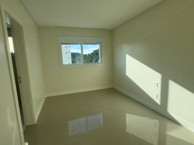 Apartamento com 307m² 4 quartos e 5 banheiros, à venda, no bairro Pioneiros em Balneário Camboriú