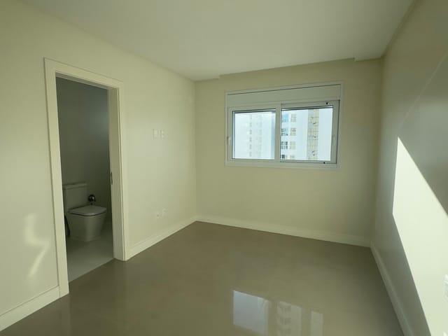 Apartamento com 307m² 4 quartos e 5 banheiros, à venda, no bairro Pioneiros em Balneário Camboriú