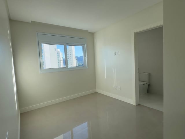 Apartamento com 307m² 4 quartos e 5 banheiros, à venda, no bairro Pioneiros em Balneário Camboriú