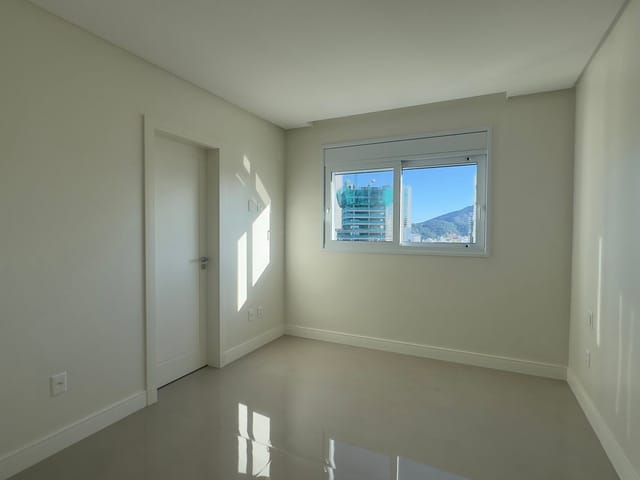 Apartamento com 307m² 4 quartos e 5 banheiros, à venda, no bairro Pioneiros em Balneário Camboriú