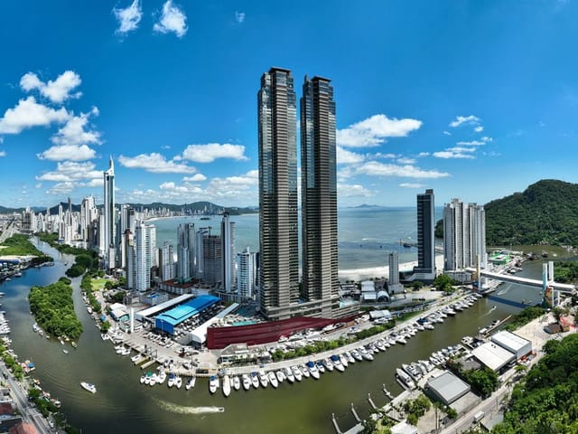 Apartamento com 355m² 4 quartos e 5 banheiros, à venda, no bairro Centro em Balneário Camboriú