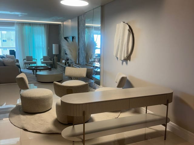 Apartamento com 217m² 4 quartos e 5 banheiros, à venda, no bairro Meia Praia em Itapema