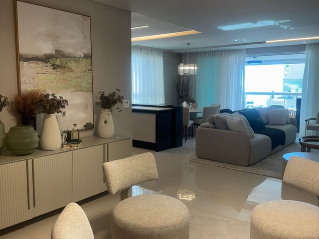 Apartamento com 217m² 4 quartos e 5 banheiros, à venda, no bairro Meia Praia em Itapema