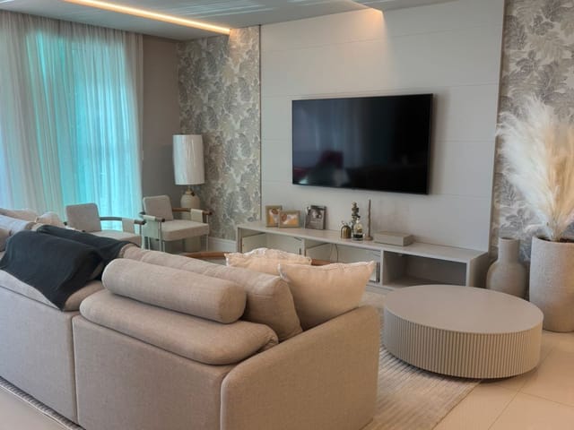Apartamento com 217m² 4 quartos e 5 banheiros, à venda, no bairro Meia Praia em Itapema