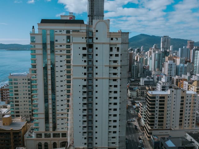 Apartamento com 146m² 4 quartos e 5 banheiros, à venda, no bairro Meia Praia em Itapema