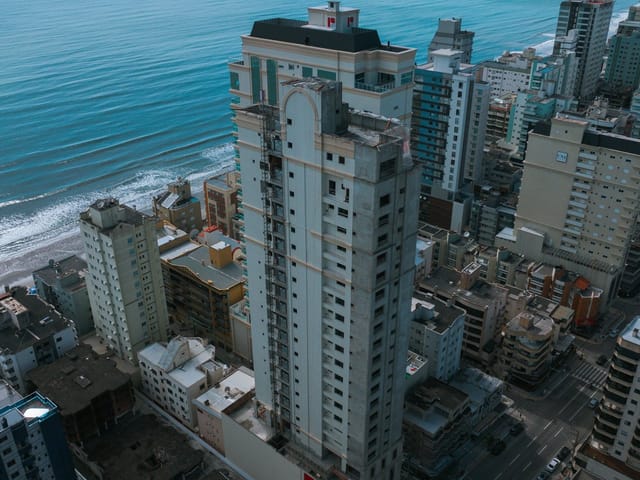 Apartamento com 146m² 4 quartos e 5 banheiros, à venda, no bairro Meia Praia em Itapema