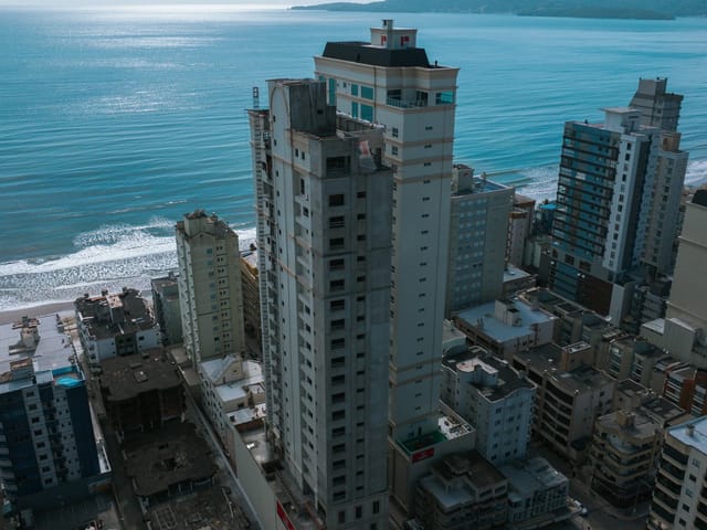 Apartamento com 146m² 4 quartos e 5 banheiros, à venda, no bairro Meia Praia em Itapema