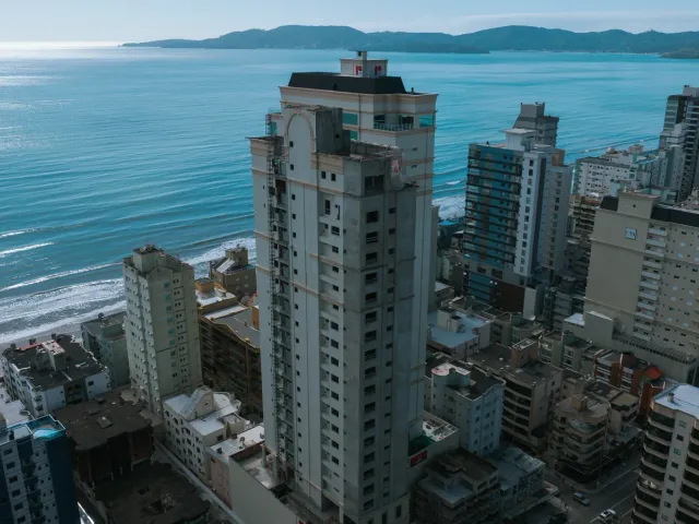 Apartamento com 146m² 4 quartos e 5 banheiros, à venda, no bairro Meia Praia em Itapema