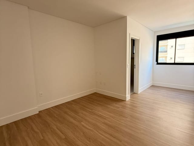 Apartamento com 127m² 3 quartos e 4 banheiros, à venda, no bairro Meia Praia em Itapema