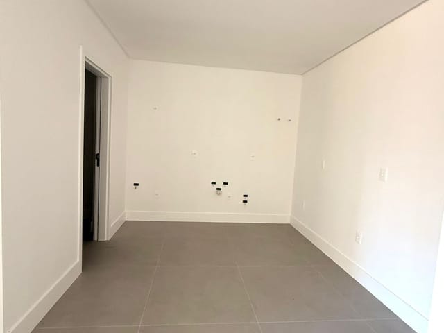 Apartamento com 127m² 3 quartos e 4 banheiros, à venda, no bairro Meia Praia em Itapema
