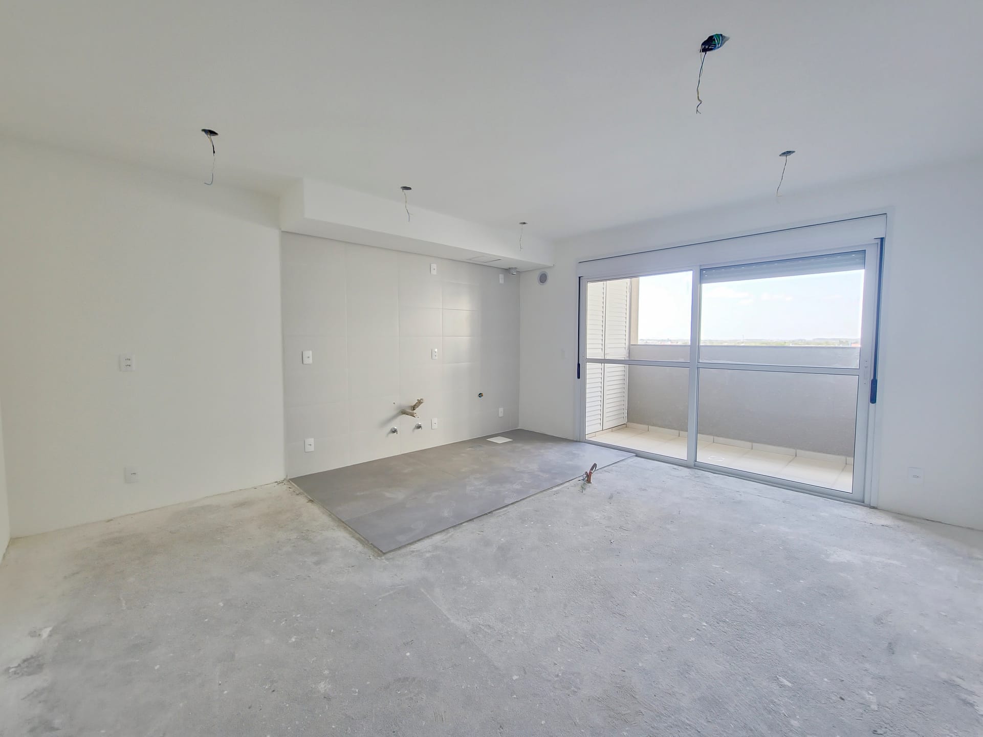 Apartamento à venda no Smart Urban Club, Areal - 62 m², 2 quartos (sendo 1 suíte), sacada com churrasqueira e vaga de garagem.