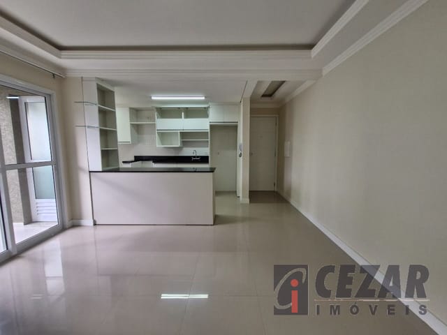 Apartamento 3 quartos e 2 banheiros, para alugar, no bairro Uberaba em Curitiba