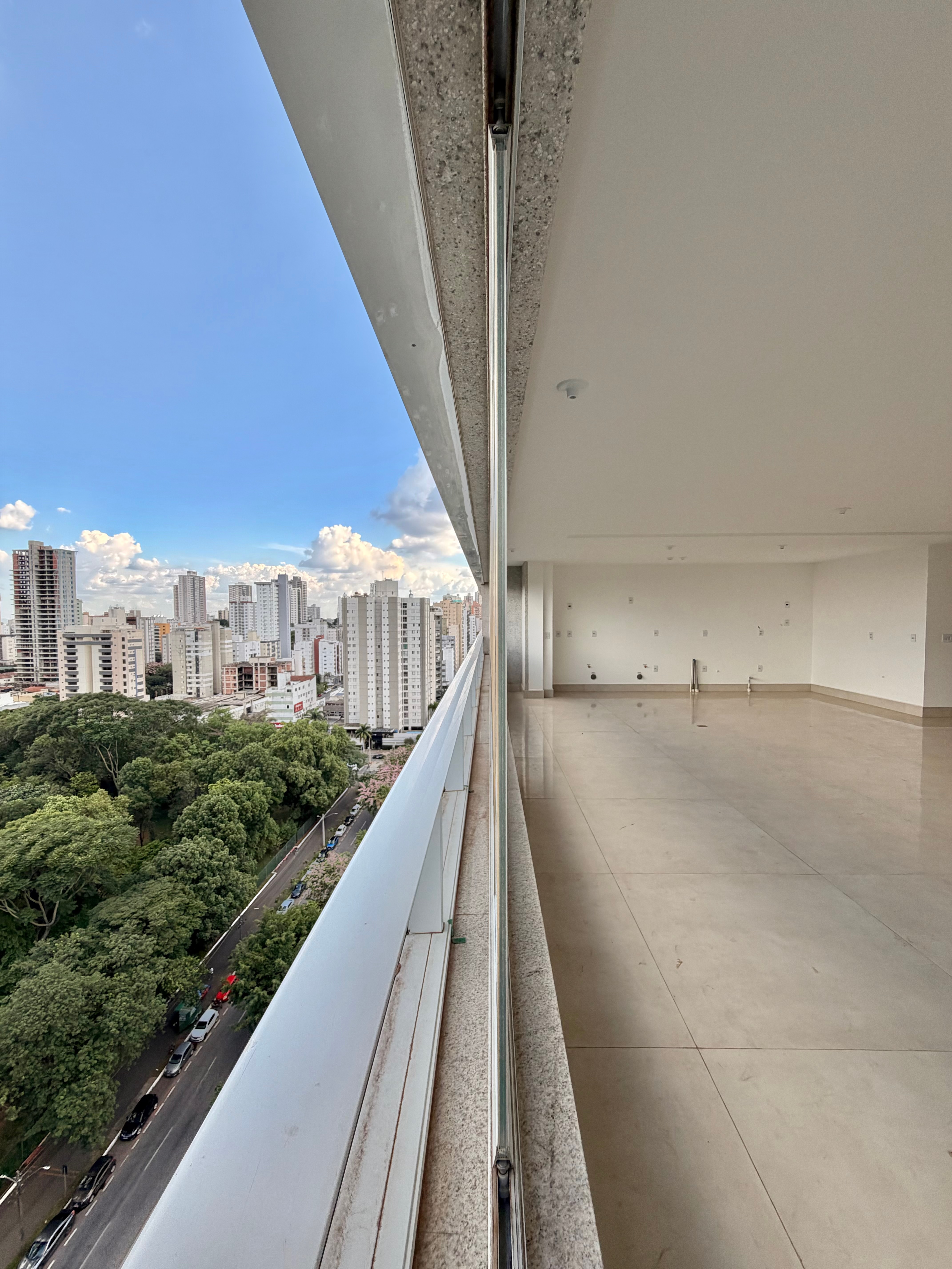 Apartamento à venda no Reserva Parque Areião com 3 suítes, 3 vagas de garagem e 244 m² no Setor Marista, Goiânia, GO, em frente ao Parque Areião.