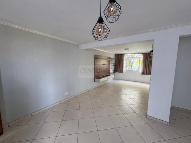 Apartamento 2 quartos e 1 banheiro, para alugar, no bairro Capão Raso em Curitiba