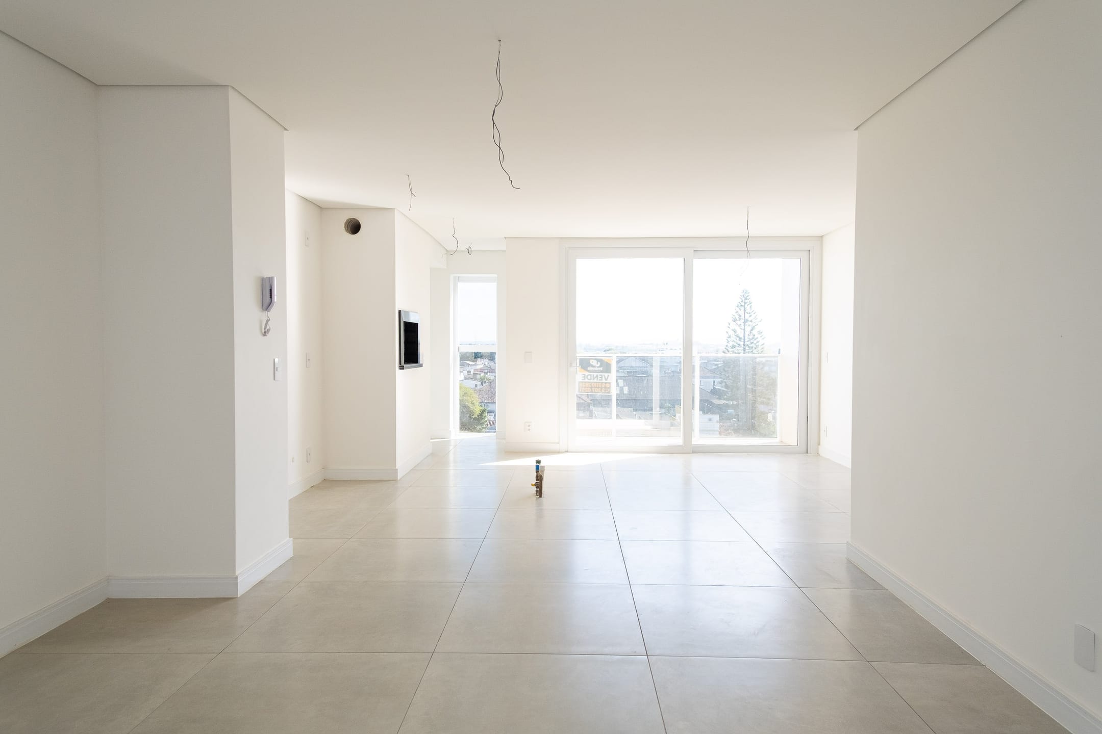 Apartamento impecável à venda no Centro com 101 m², 3 suítes, 2 vagas, sacada, lareira e churrasqueira. Condomínio com lazer completo e segurança 24h.