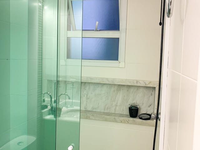 Apartamento 2 quartos e 2 banheiros, à venda ou para alugar, no bairro Indaiá em Bertioga
