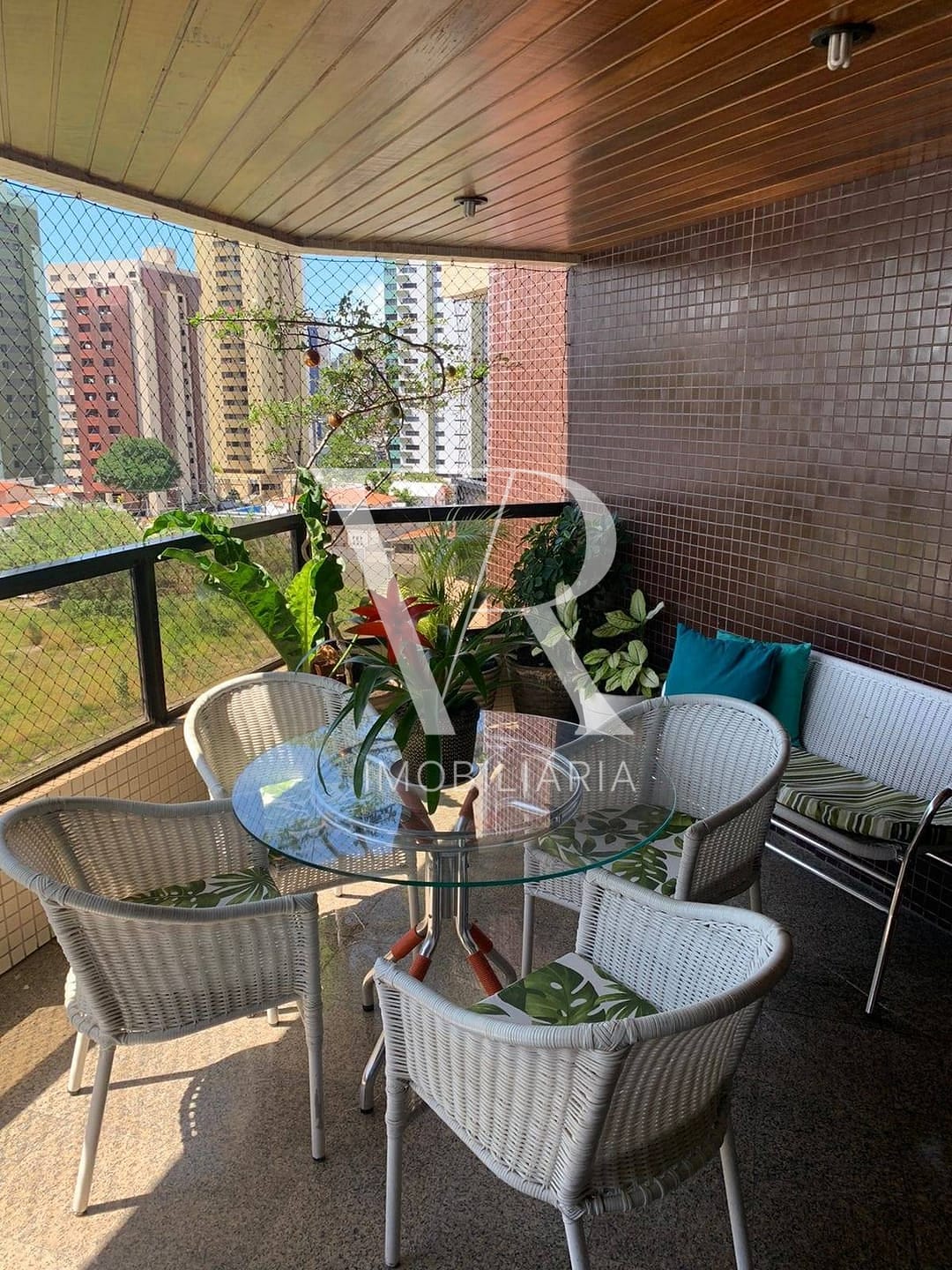 Apartamento à venda com 3 quartos, 158m² - Foto 2