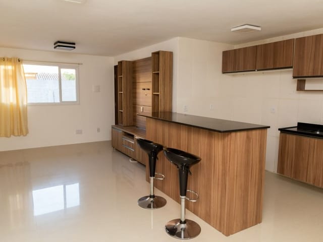 Foto do Apartamento - Apartamento de 2 dormitórios para aluguel em condomínio fechado no Umuharama, Pelotas RS, com segurança, praticidade e ótima localização | UP Imóveis