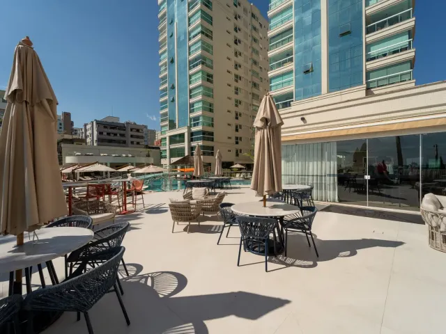 Apartamento 4 quartos e 6 banheiros, à venda, no bairro Meia Praia em Itapema
