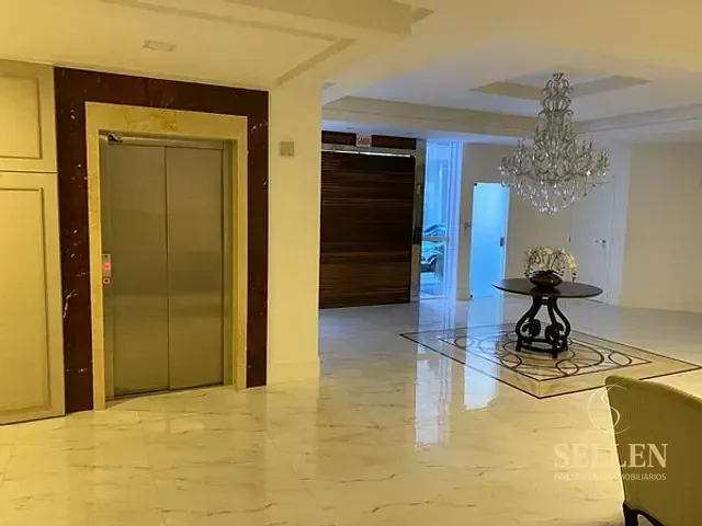 Apartamento com 330m² 4 quartos e 5 banheiros, à venda, no bairro Centro em Balneário Camboriú
